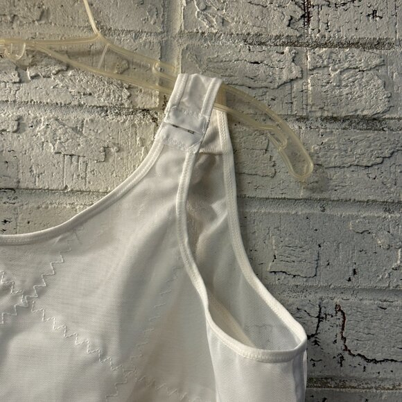 Vintage White Compression Bra – Adjustable Straps – Front Hook Closure – - Picture 4 of 9